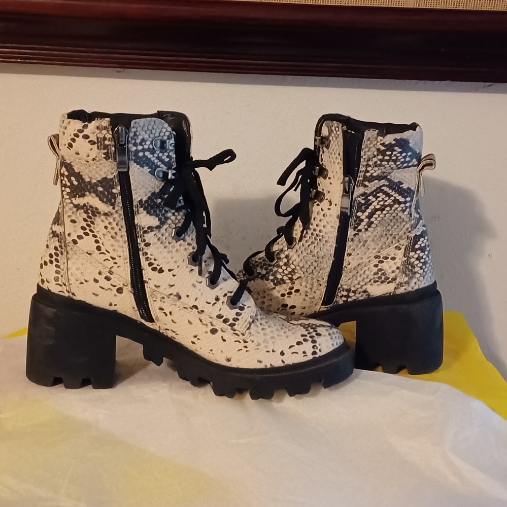 Steve Madden Dillan Boot Size 7 - image 1